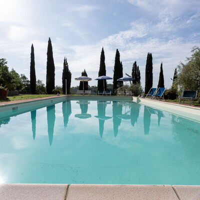 Podere le Lune with Pool, San Gimignano: Bleu, Piscine, Recours, Aménagement Paysager, Hacienda, Caractéristique De L'Eau, Eco Hôtel, Mobilier De Jardin, Villa