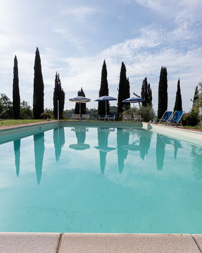 Podere le Lune with Pool, San Gimignano: Bleu, Piscine, Recours, Aménagement Paysager, Hacienda, Caractéristique De L'Eau, Eco Hôtel, Mobilier De Jardin, Villa