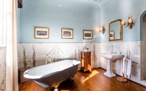 Splendida: Design Intérieur, Sol, Luminaire Plomberie, Éclairage, Salle De Bains, Sol, Plomberie, Robinet, Luminaire, Baignoire