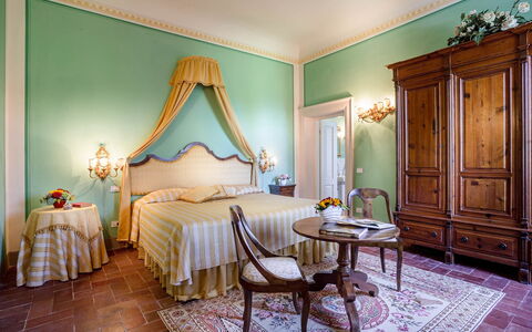 Splendida: Meubles, Design Intérieur, Mur, Chambre, Lit, Sol, Textile, Sol, Table, Drap De Lit