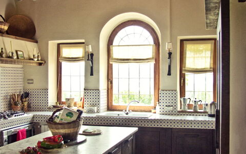 Selvamica: Meubles, Design Intérieur, Mur, Sol, Bois, Plafond, Cuisine, Sol, Domicile, Éclairage