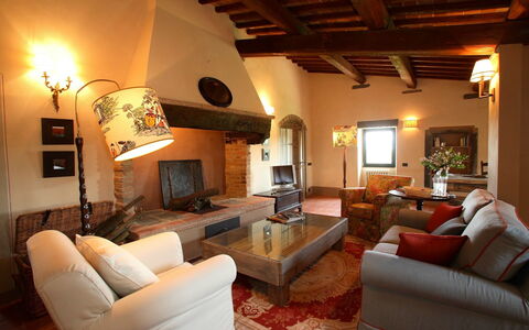 Mattei Villa: Meubles, Design Intérieur, Mur, Sol, Pièce, Plafond, Canapé, Sol, Chaise, Salon