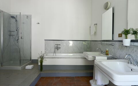 Fattoria: Sol, Lavabo, Luminaire Plomberie, Design Intérieur, Évier, Sol, Robinet, Salle De Bains, Plomberie, Miroir