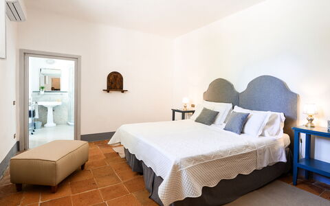 Fattoria: Meubles, Lit, Design Intérieur, Chambre, Mur, Literie, Drap De Lit, Sol, Sol, Bois