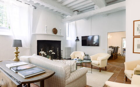 Fattoria: Meubles, Design Intérieur, Mur, Canapé, Sol, Salon, Plafond, Bois, Sol, Pièce