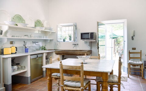 Fattoria: Meubles, Design Intérieur, Sol, Cuisine, Domicile, Table, Comptoir, Pièce, Chaise, Sol