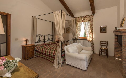 Molinazzo: Meubles, Design Intérieur, Mur, Lit, Sol, Bois, Plafond, Pièce, Sol, Chambre