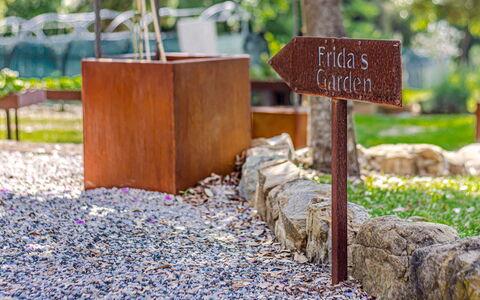 Chateau la Siroque: Bois, Jardin, Matériau Naturel, Tache De Bois, Rouille