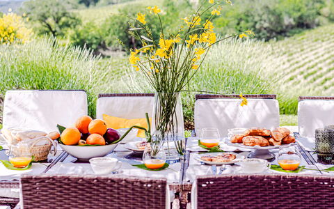 Chateau la Siroque: Vaisselle, Meubles, Table, Drinkware, Nappe De Table, Serveware, Aliments, Verres À Pied, Verre De Vin