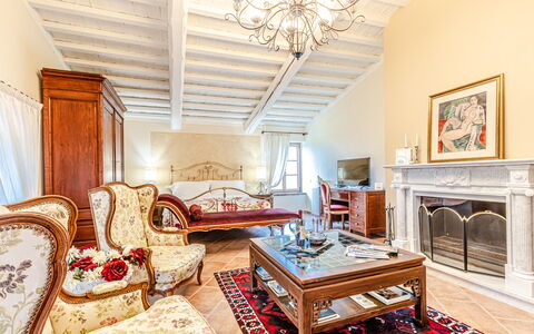 Chateau la Siroque: Meubles, Design Intérieur, Canapé, Sol, Plafond, Sol, Pièce, Salon, Éclairage, Domicile