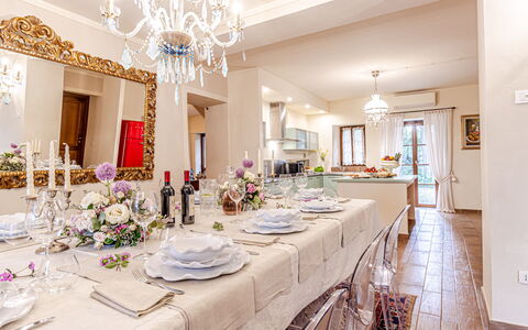 Chateau la Siroque: Meubles, Design Intérieur, Table, Plafond, Salle À Manger, Chaise, Textile, Sol, Pièce, Table Cuisine Et Salle A Manger