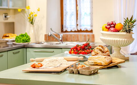 Chateau la Siroque: Vaisselle, Fruit, Meubles, Aliments, Design Intérieur, Cuisine, Comptoir, Table, Éclairage, Appareil De Cuisine