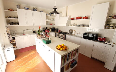 Villa El Olivar: Cuisine, Cabinetry, Appareil De Cuisine, Comptoir, Design Intérieur, Meubles, Sol, Principaux Appliance, Bois, Étagère