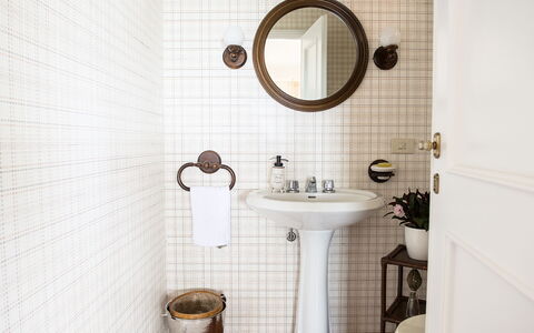 Villa El Olivar: Luminaire Plomberie, Salle De Bains, Design Intérieur, Plomberie, Robinet, Lavabo, Sol, Sol, Évier, Tuile