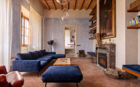 Villa Il Casalino, Florentine Hills with Pool: Meubles, Design Intérieur, Sol, Mur, Sol, Bois, Canapé, Domicile, Salon, Pièce