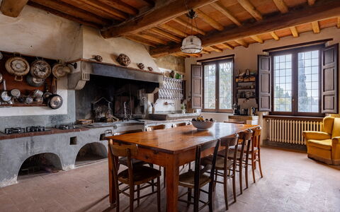 Villa Il Casalino, Florentine Hills with Pool: Meubles, Bois, Cuisine, Table, Sol, Domicile, Chaise, Table Cuisine Et Salle A Manger, Le Fourneau, Comptoir