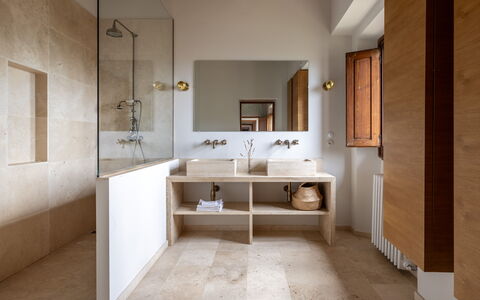 Villa Il Casalino, Florentine Hills with Pool: Sol, Mur, Sol, Luminaire Plomberie, Design Intérieur, Lavabo, Salle De Bains, Armoire De Toilette, Robinet, Évier