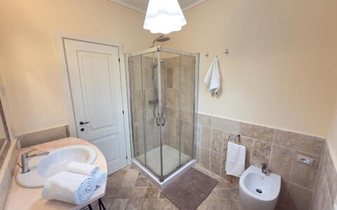 Villa Montepulciano Vineyard: Sol, Design Intérieur, Sol, Luminaire Plomberie, Plafond, Pièce, Salle De Bains, Plomberie, Lavabo, Évier