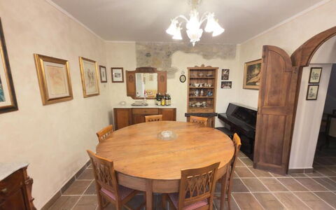 Villa Montepulciano Vineyard: Meubles, Sol, Design Intérieur, Sol, Bois, Table, Chaise, Salle À Manger, Table Cuisine Et Salle A Manger, Pièce