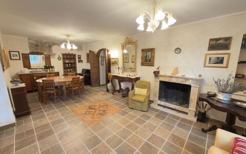 Villa Montepulciano Vineyard: Meubles, Sol, Design Intérieur, Sol, Bois, Plafond, Pièce, Éclairage, Table, Salon