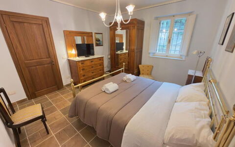 Villa Montepulciano Vineyard: Meubles, Design Intérieur, Sol, Sol, Lit, Bois, Chambre, Plafond, Pièce, Éclairage