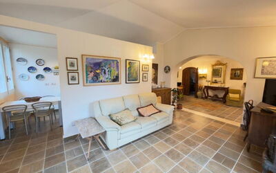 Villa Montepulciano Vineyard and Pool Retreat: Meubles, Sol, Design Intérieur, Sol, Canapé, Plafond, Bois, Salon, Pièce, Éclairage