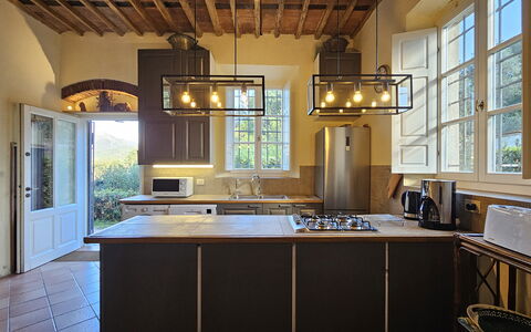 Villa Il Torrazzo, Vista Mare, Massarosa: Meubles, Design Intérieur, Luminaire, Bois, Sol, Plafond, Cuisine, Éclairage, Comptoir, Domicile