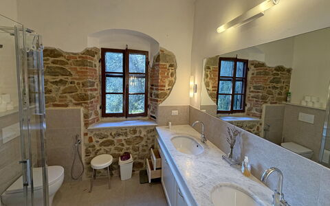 Villa Ulivacci: Mur, Sol, Luminaire Plomberie, Design Intérieur, Sol, Robinet, Plomberie, Évier, Meubles, Salle De Bains