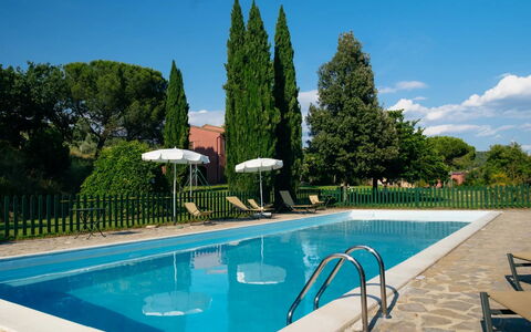 Agriturismo le Case Rosse di Montebuono: Piscine, Mobilier De Jardin, Ombre, Recours, Eco Hôtel, Jardin, Biens, Hacienda, Balancelle, Aménagement Paysager