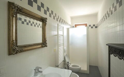 Agriturismo le Case Rosse di Montebuono: Sol, Sol, Design Intérieur, Plafond, Luminaire Plomberie, Pièce, Plomberie, Salle De Bains, Tuile