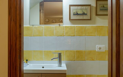 Villa Bolgheri Vermentino Castagneto Carducci: Mur, Sol, Jaune, Bois, Luminaire Plomberie, Design Intérieur, Sol, Lavabo, Salle De Bains, Évier