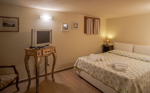 Villa Bolgheri Vermentino Castagneto Carducci: Chambre, Lit, Design Intérieur, Meubles, Drap De Lit, Éclairage, Literie, Sol, Sol, Cadre De Lit