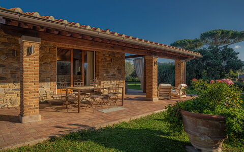 Villa Bolgheri Vermentino Castagneto Carducci: Mur, Brique, Architecture, Domicile, Porte, Brickwork, Chalet, Biens, Ombre, Jardin