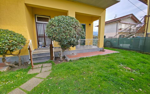 Casa Serena: Arbuste, Jardin, Pelouse, Cour, Arrière-Cour, Aménagement Paysager, Ombre, Haie, Cour, Passerelle