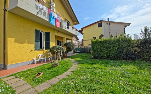 Casa Serena: Zone Résidentielle, Maison, Quartier, Domicile, Établissements Humains, Appartement, Banlieue, Pelouse, Cour, Balcon