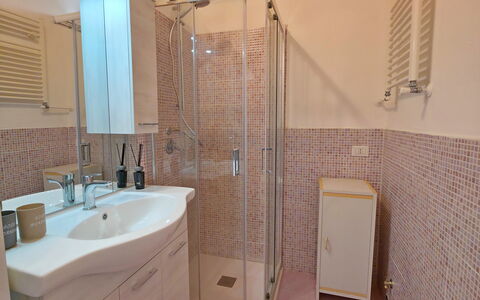 Casa Serena: Lavabo, Salle De Bains, Évier, Luminaire Plomberie, Sol, Sol, Design Intérieur, Robinet, Armoire De Toilette, Plomberie