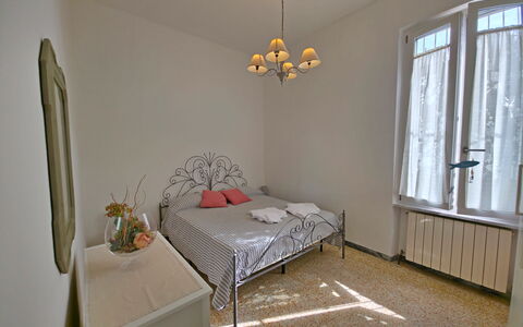 Casa Serena: Meubles, Lit, Chambre, Design Intérieur, Sol, Literie, Mur, Sol, Drap De Lit, Bois