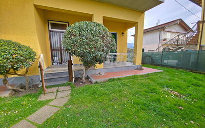 Casa Serena: Arbuste, Jardin, Pelouse, Cour, Arrière-Cour, Aménagement Paysager, Ombre, Haie, Cour, Passerelle