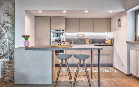 Cortona Deluxe: Meubles, Design Intérieur, Cuisine, Sol, Comptoir, Sol, Bois, Appareil De Cuisine, Cabinetry, Table