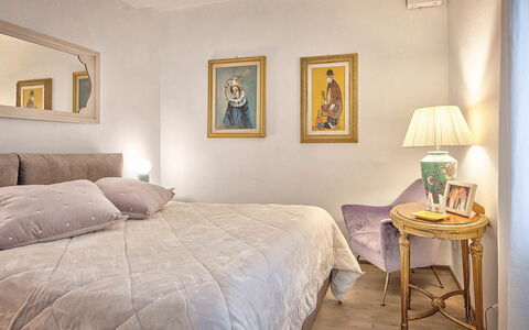 Cortona Deluxe: Meubles, Lit, Design Intérieur, Chambre, Mur, Literie, Drap De Lit, Sol, Pièce, Linge