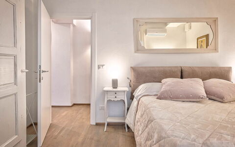Cortona Deluxe: Meubles, Design Intérieur, Lit, Mur, Chambre, Sol, Sol, Bois, Pièce, Plafond