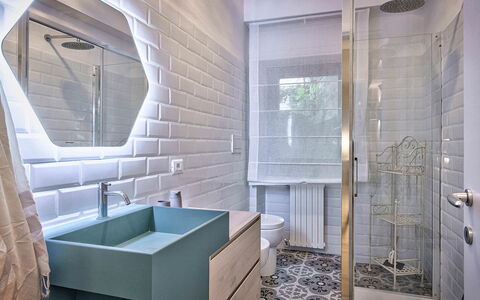 Cortona Deluxe: Sol, Design Intérieur, Mur, Sol, Salle De Bains, Luminaire Plomberie, Robinet, Tuile, Plomberie, Éclairage