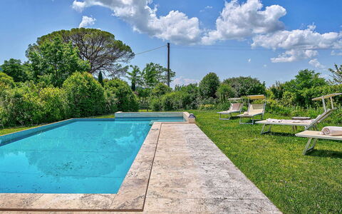 Villa Church: Bleu, Piscine, Jardin, Aménagement Paysager, Ombre, Recours, Arrière-Cour, Caractéristique De L'Eau, Eco Hôtel, Dalle
