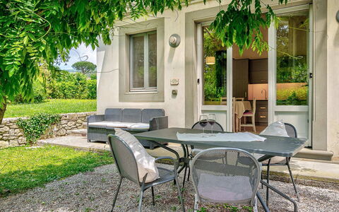 Villa Church: Arbuste, Jardin, Mobilier De Jardin, Arrière-Cour, Ombre, Chaise, Tableau De Plein Air, Cour, Aménagement Paysager, Pelouse