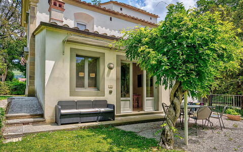 Villa Church: Domicile, Maison, Zone Résidentielle, Arbuste, Porte, Chalet, Jardin, Biens, Cour, Aménagement Paysager