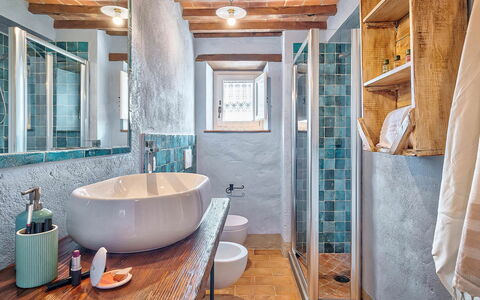 Villa Vita Bella: Salle De Bains, Luminaire Plomberie, Design Intérieur, Mur, Sol, Sol, Robinet, Lavabo, Évier, Plafond