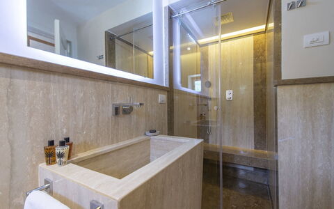 Villa Marinella: Luminaire Plomberie, Sol, Salle De Bains, Bois, Design Intérieur, Sol, Robinet, Plomberie, Éclairage, Tuile