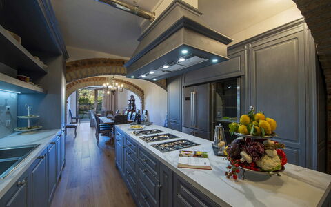 Villa Serena: Cuisine, Design Intérieur, Comptoir, Plafond, Éclairage, Sol, Meubles, Cuisinière, Appareil De Cuisine, Cabinetry