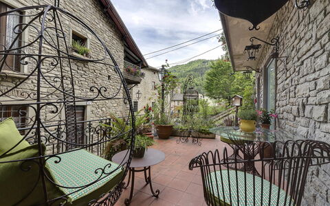 Villa Senio: Pot De Fleur, Le Fer, Plante D'Appartement, Chaise, Mobilier De Jardin, Luminaire, Balcon, Tableau De Plein Air, Dalle, Cour