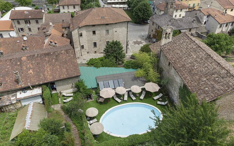 Villa Senio: Maison, Mobilier De Jardin, Établissements Humains, Parapluie, Cour, Biens, Hacienda, Cour, Piscine, Aménagement Paysager